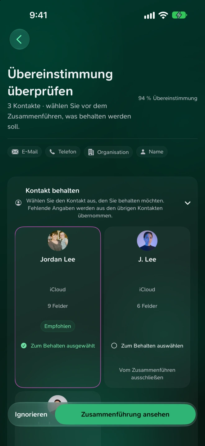 Duplikatprüfung mit drei Beispielkontakten, den gefundenen Übereinstimmungen und der Aktion „Zusammenführung ansehen“.