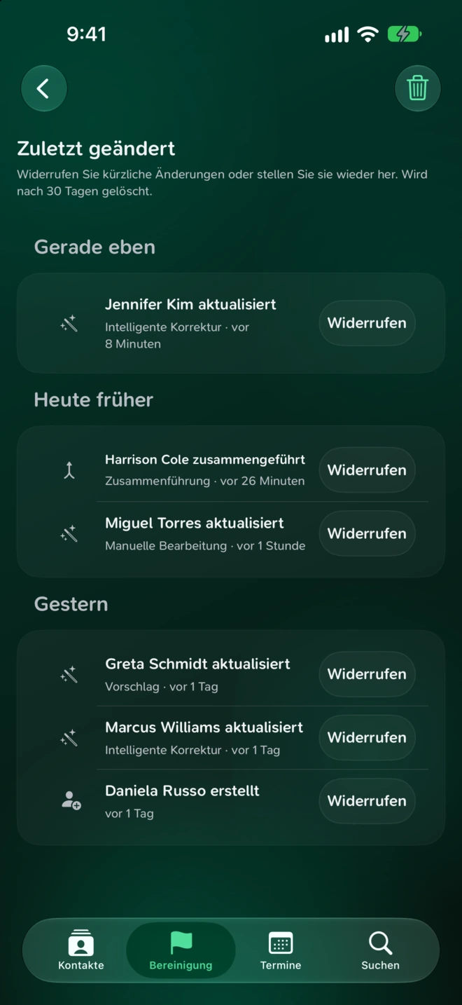 „Zuletzt geändert“ listet Bearbeitungen und Zusammenführungen von Beispielkontakten, jeweils mit eigener Schaltfläche „Widerrufen“.