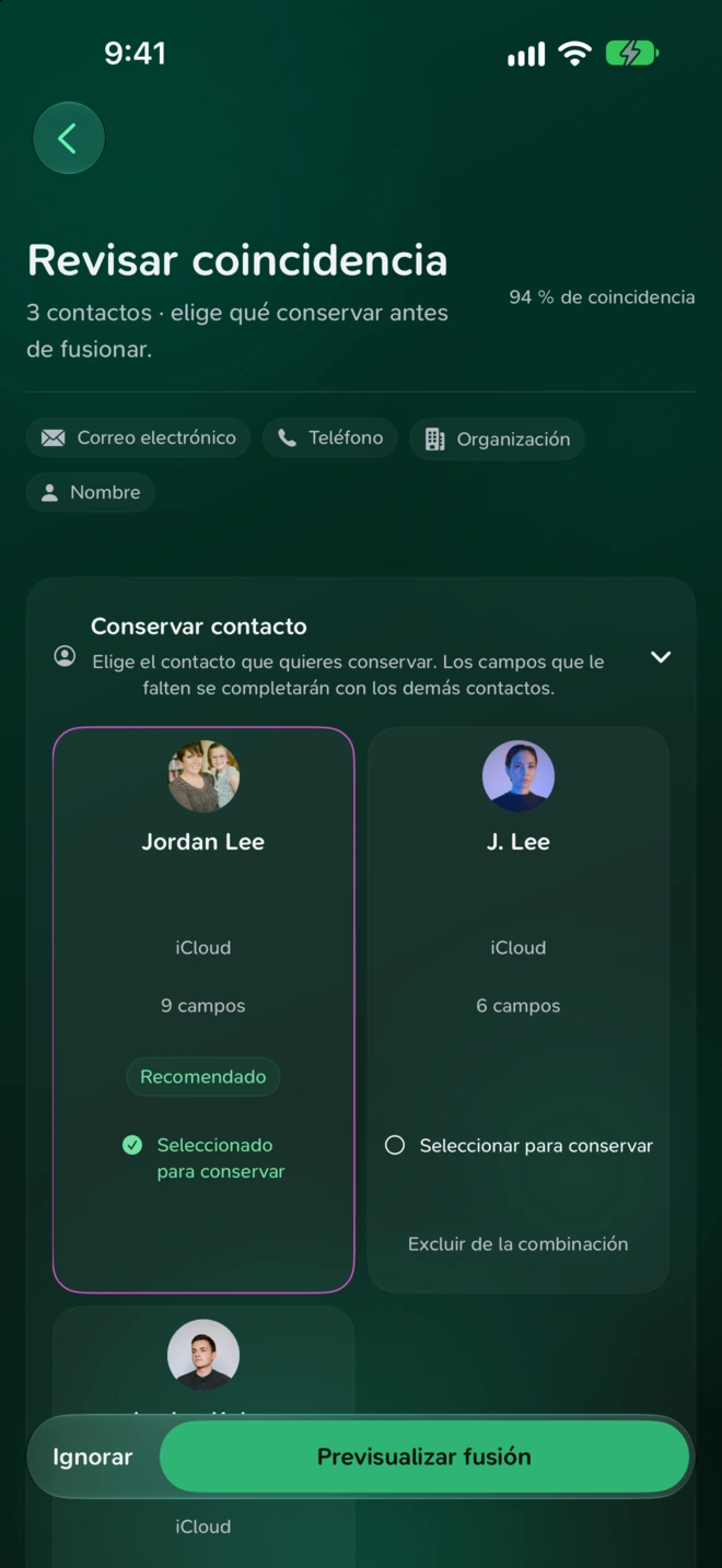 Revisión de duplicados que compara tres contactos de ejemplo, con las coincidencias encontradas y la acción Previsualizar fusión.