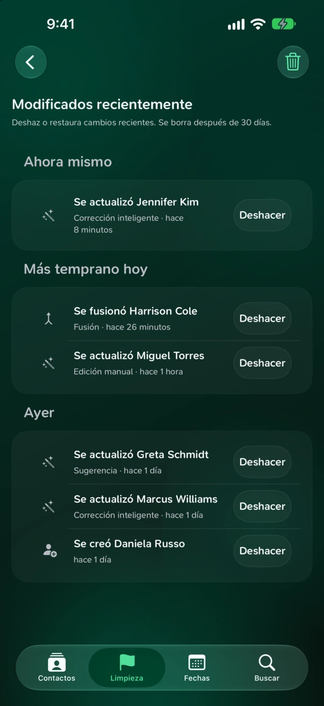 Modificados recientemente muestra ediciones y fusiones de contactos de ejemplo, cada una con su botón Deshacer.