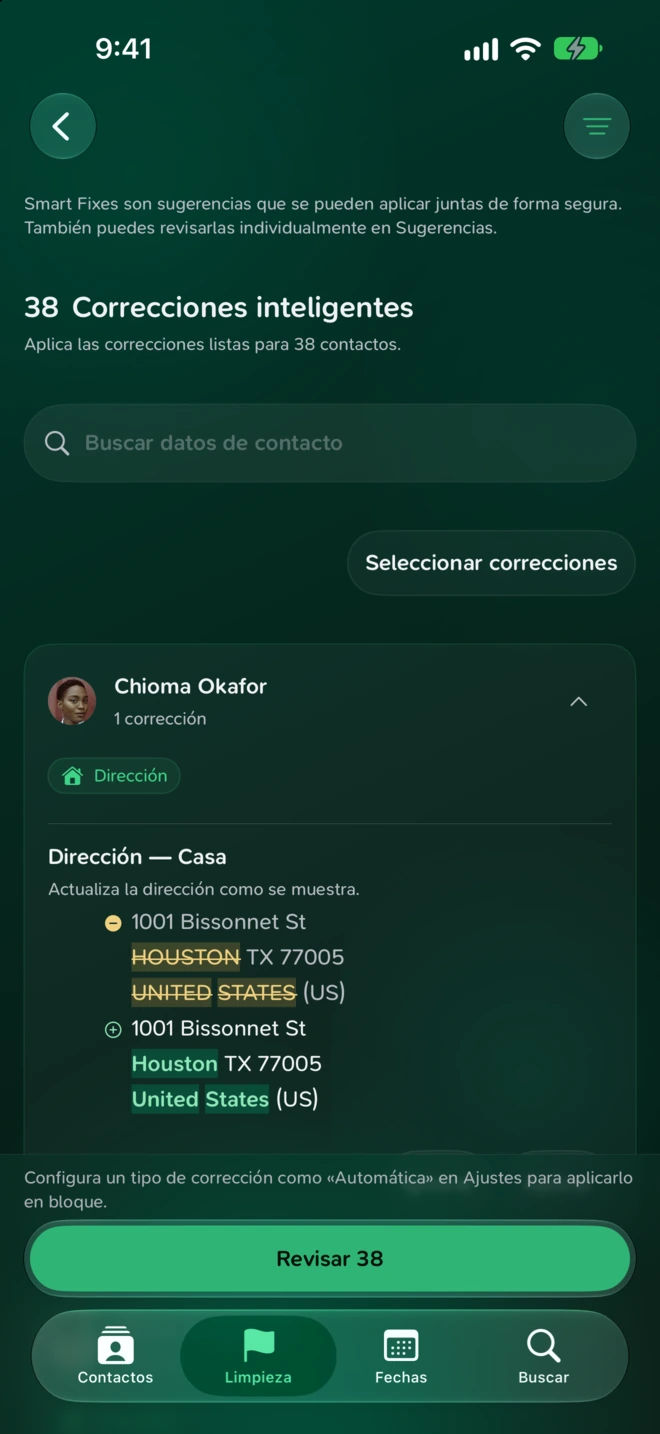 Una Corrección inteligente que muestra una dirección de ejemplo antes y después del formato, con los botones Ignorar y Aplicar.
