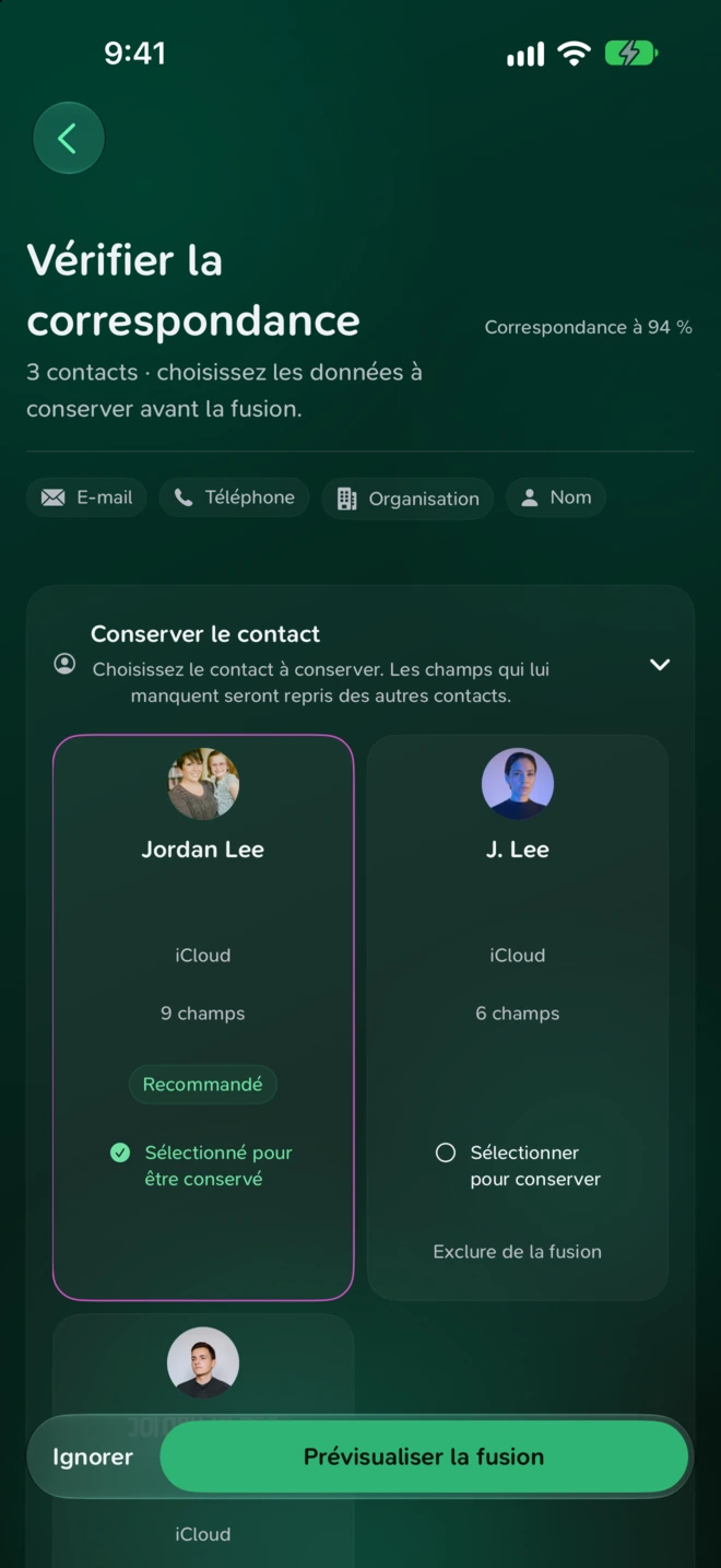 Vérification des doublons comparant trois contacts d’exemple, avec les éléments concordants et l’action Prévisualiser la fusion.