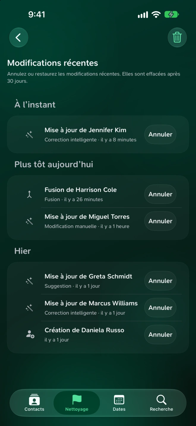 Modifications récentes liste des modifications et fusions de contacts d’exemple, chacune avec son bouton Annuler.